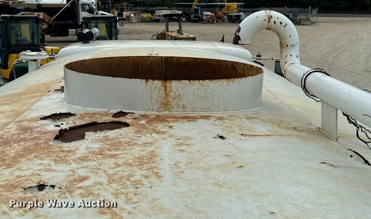 image for item OF9992 1999 International 8100 water truck