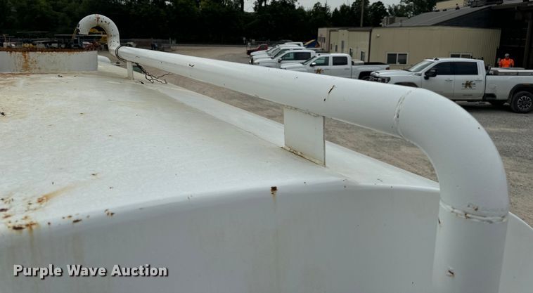 image for item OF9992 1999 International 8100 water truck