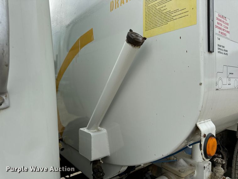 image for item OF9992 1999 International 8100 water truck