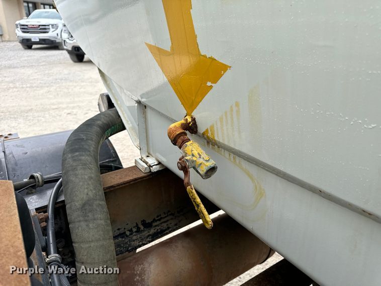 image for item OF9992 1999 International 8100 water truck