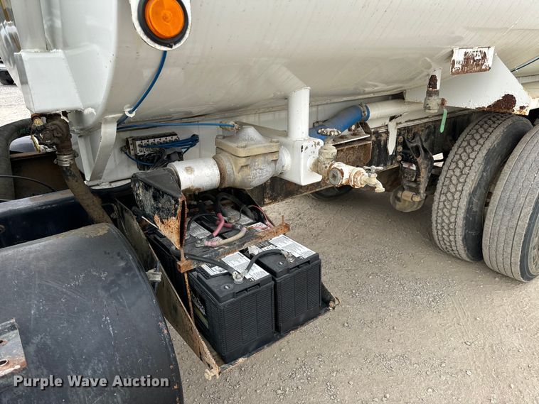 image for item OF9992 1999 International 8100 water truck