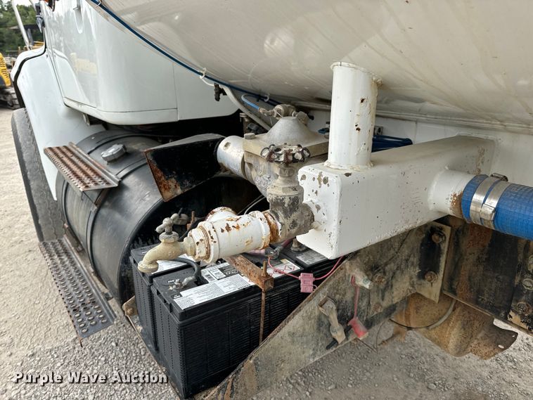 image for item OF9992 1999 International 8100 water truck