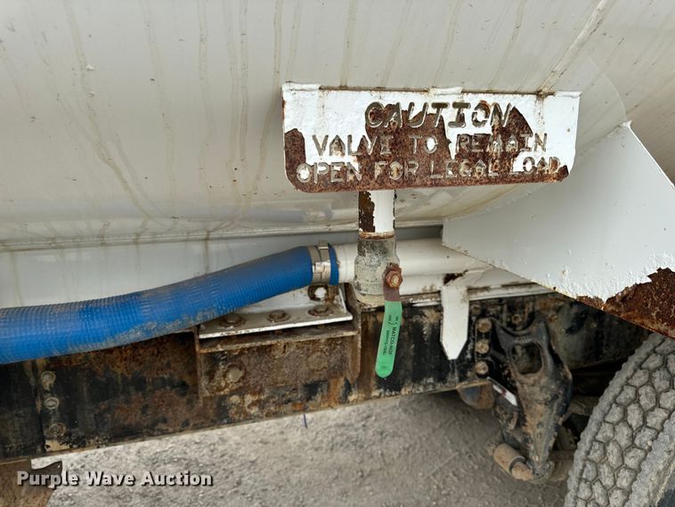 image for item OF9992 1999 International 8100 water truck