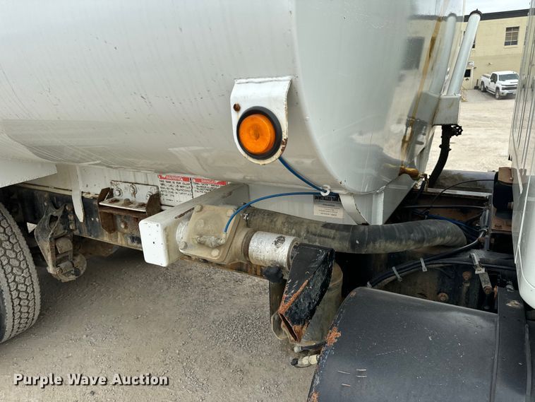 image for item OF9992 1999 International 8100 water truck