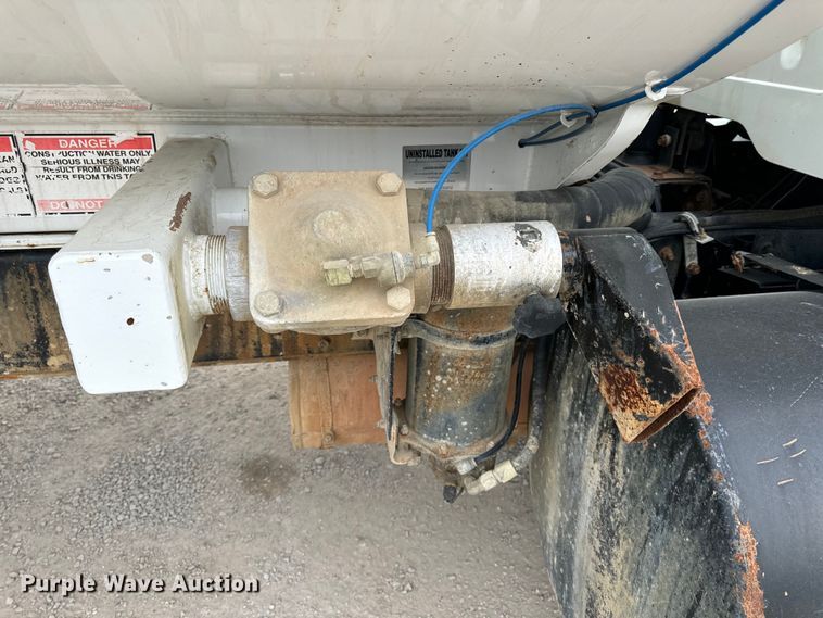 image for item OF9992 1999 International 8100 water truck