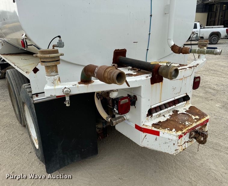 image for item OF9992 1999 International 8100 water truck