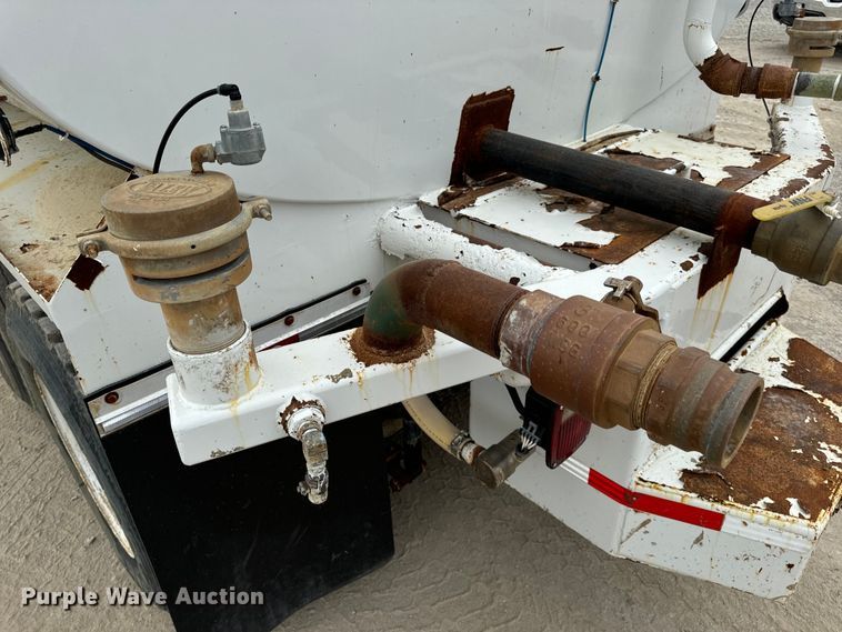 image for item OF9992 1999 International 8100 water truck