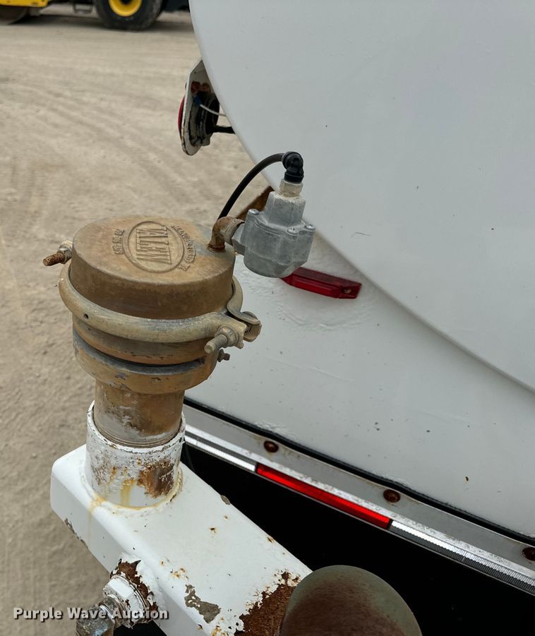 image for item OF9992 1999 International 8100 water truck