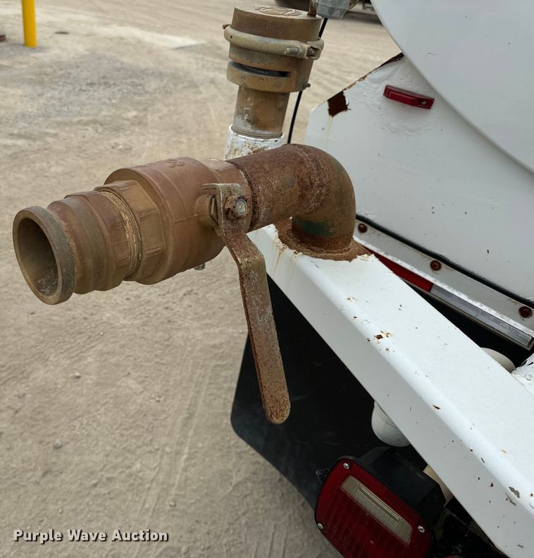 image for item OF9992 1999 International 8100 water truck