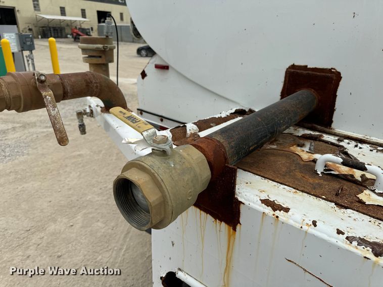 image for item OF9992 1999 International 8100 water truck