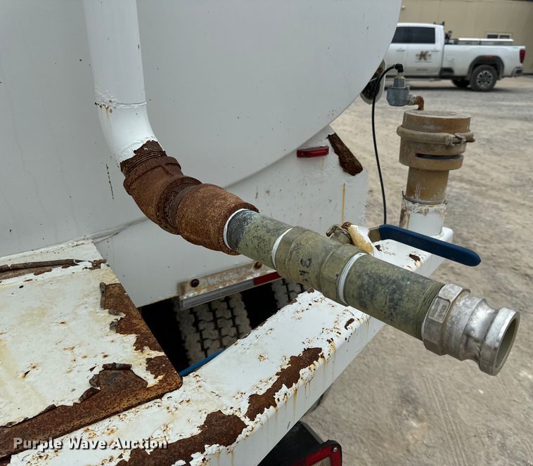 image for item OF9992 1999 International 8100 water truck