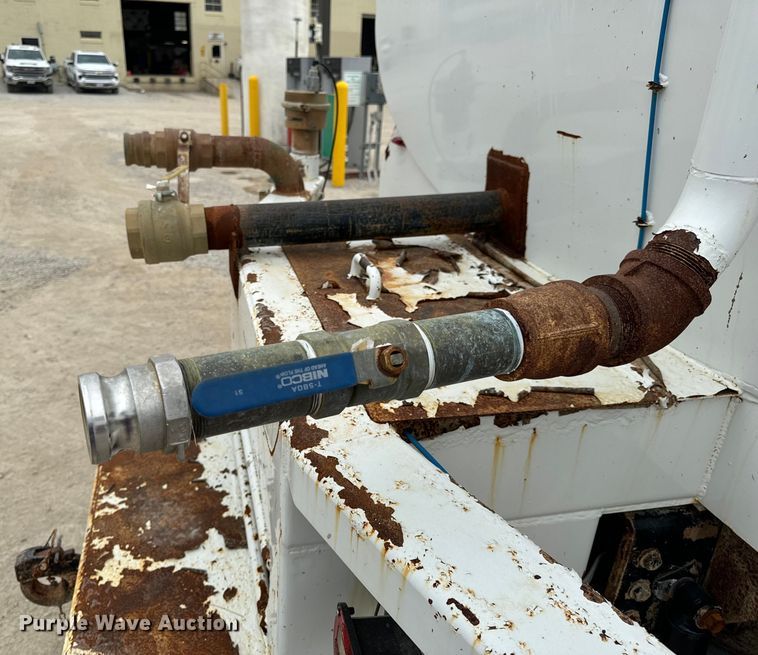 image for item OF9992 1999 International 8100 water truck