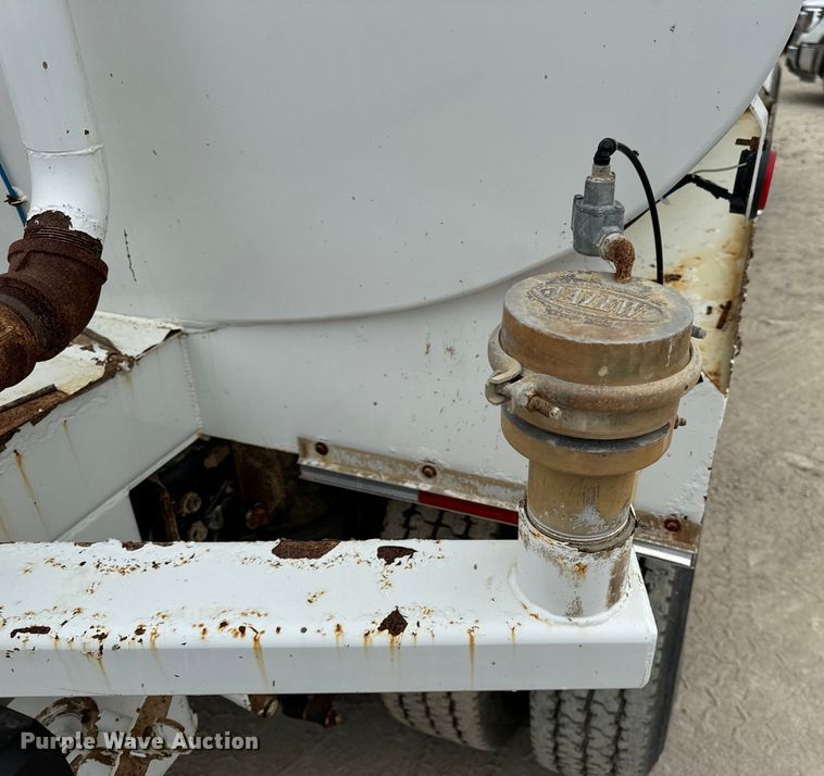 image for item OF9992 1999 International 8100 water truck