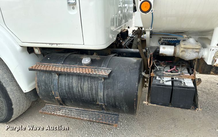 image for item OF9992 1999 International 8100 water truck