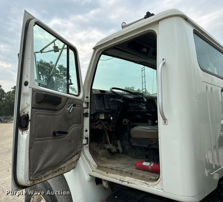 image for item OF9992 1999 International 8100 water truck