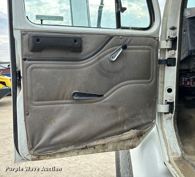 image for item OF9992 1999 International 8100 water truck