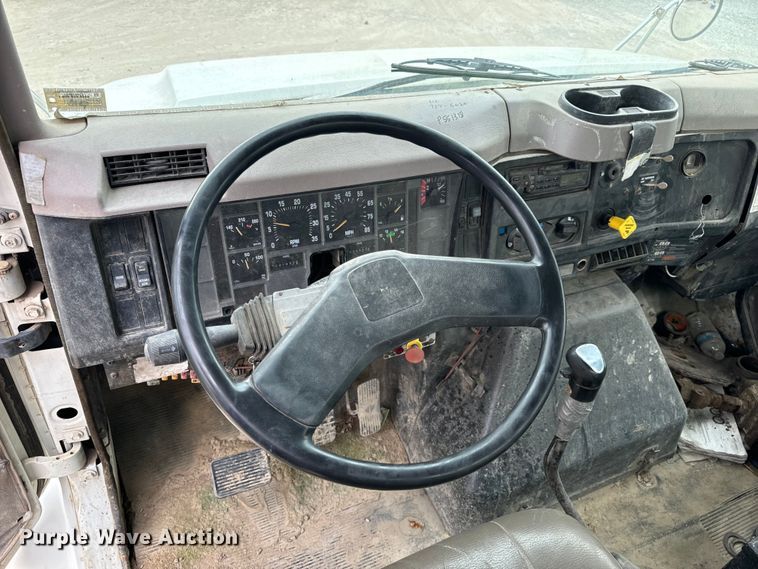 image for item OF9992 1999 International 8100 water truck