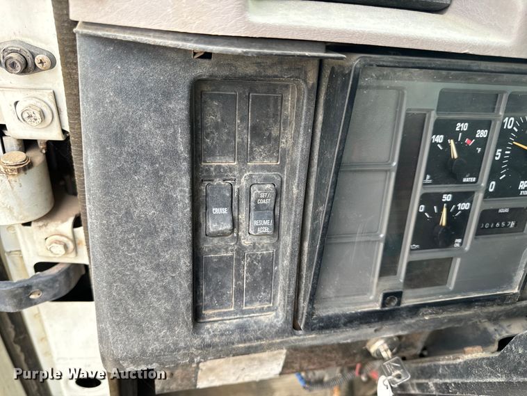 image for item OF9992 1999 International 8100 water truck