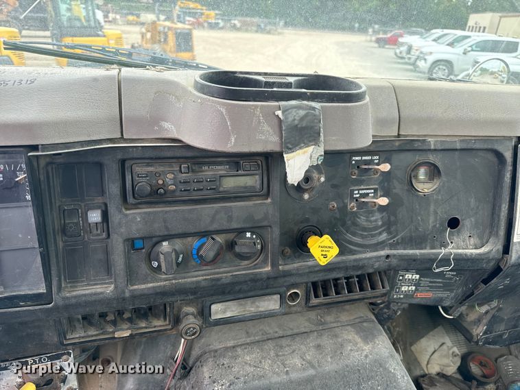 image for item OF9992 1999 International 8100 water truck