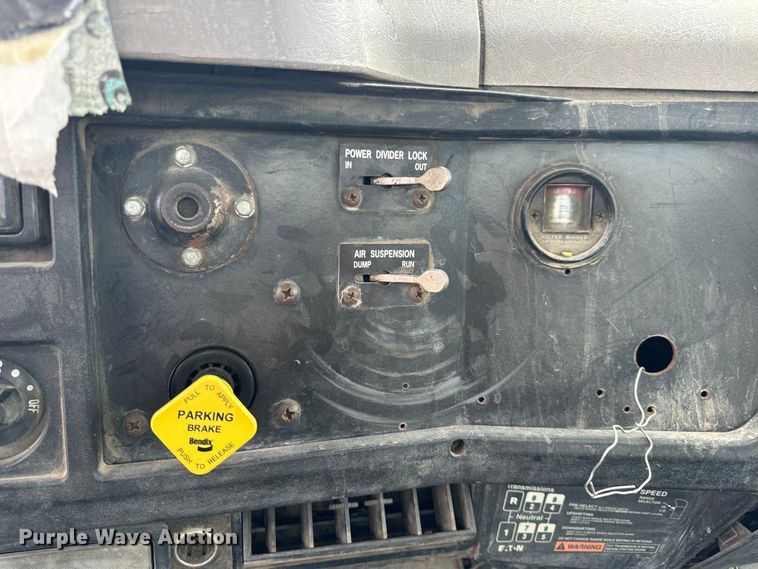 image for item OF9992 1999 International 8100 water truck