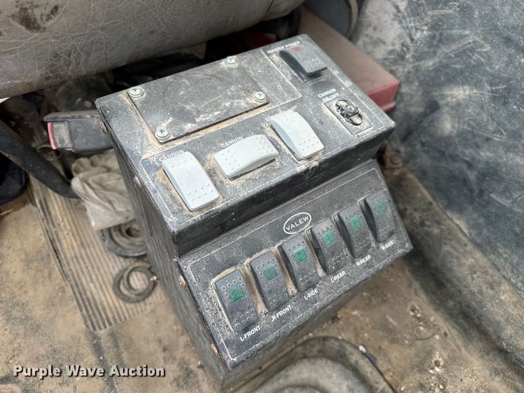 image for item OF9992 1999 International 8100 water truck