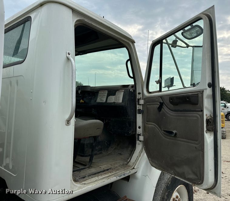 image for item OF9992 1999 International 8100 water truck