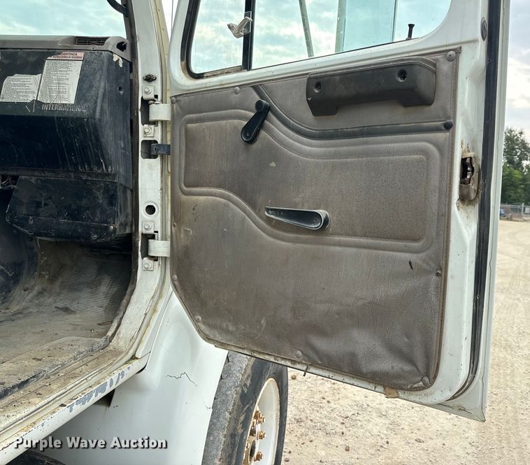 image for item OF9992 1999 International 8100 water truck