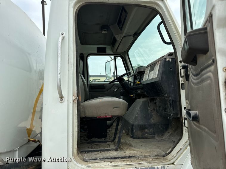 image for item OF9992 1999 International 8100 water truck