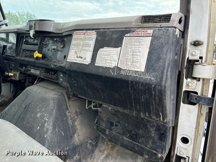 image for item OF9992 1999 International 8100 water truck