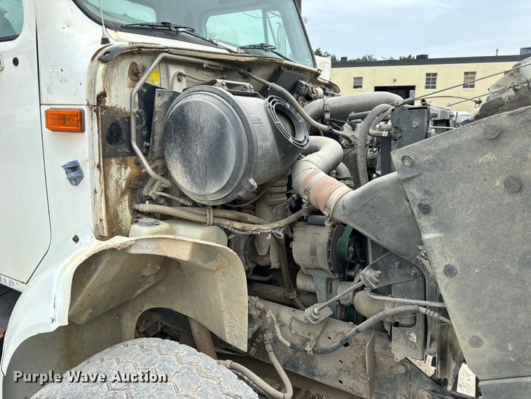 image for item OF9992 1999 International 8100 water truck