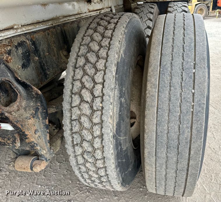 image for item OF9992 1999 International 8100 water truck