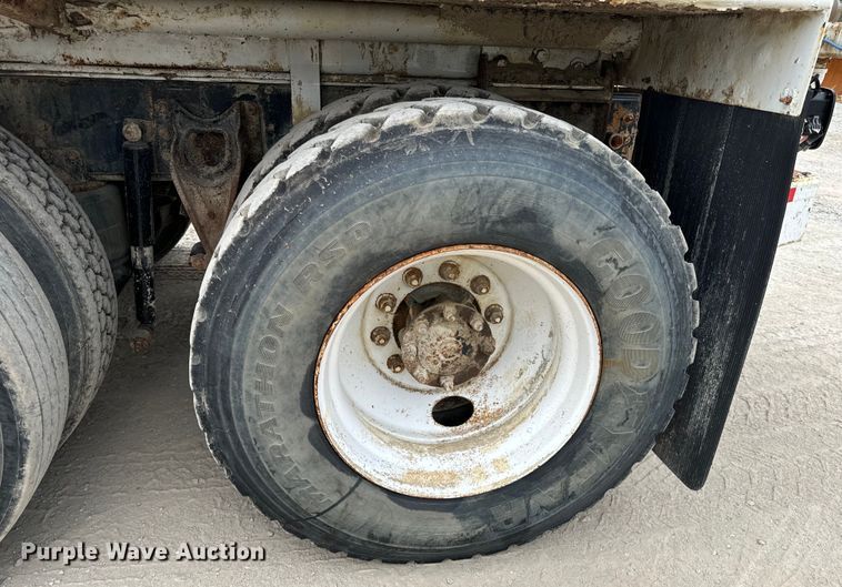 image for item OF9992 1999 International 8100 water truck