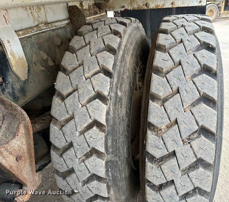 image for item OF9992 1999 International 8100 water truck