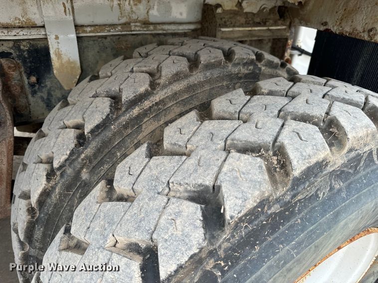 image for item OF9992 1999 International 8100 water truck