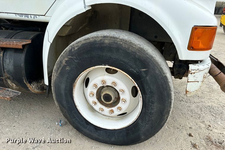 image for item OF9992 1999 International 8100 water truck
