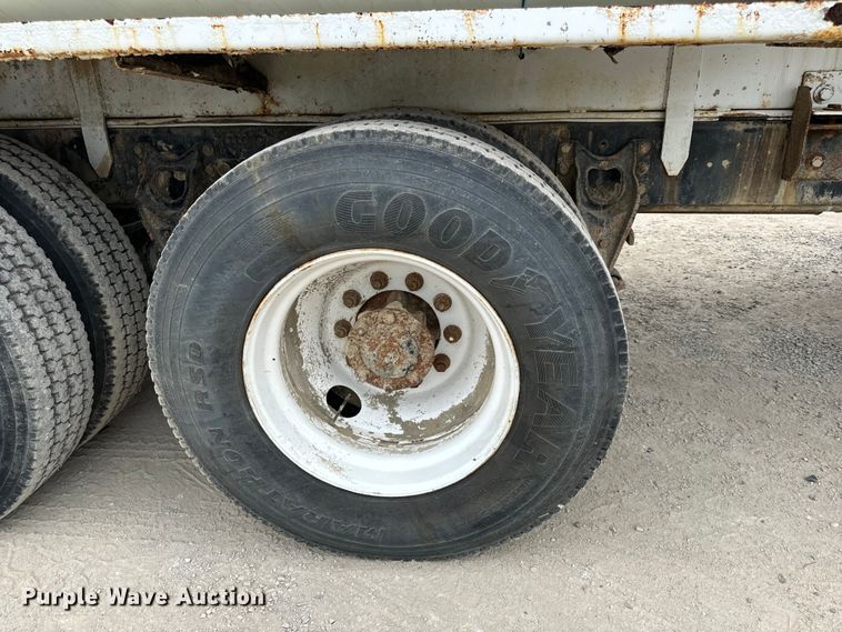 image for item OF9992 1999 International 8100 water truck