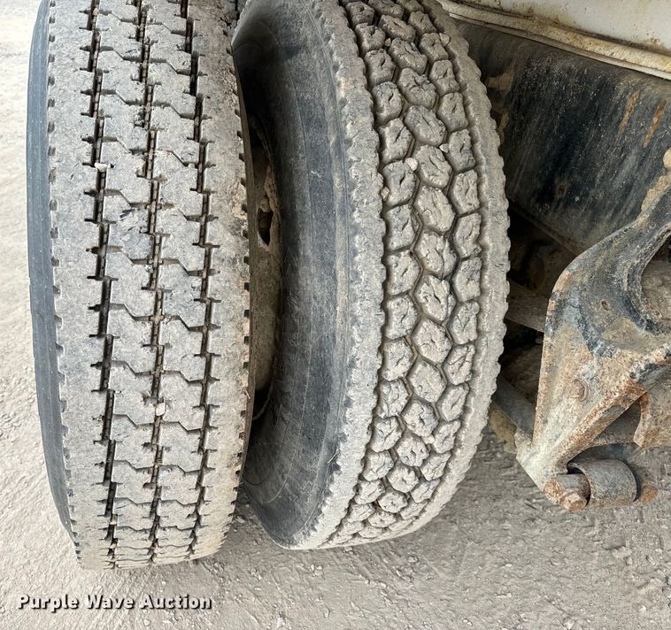 image for item OF9992 1999 International 8100 water truck