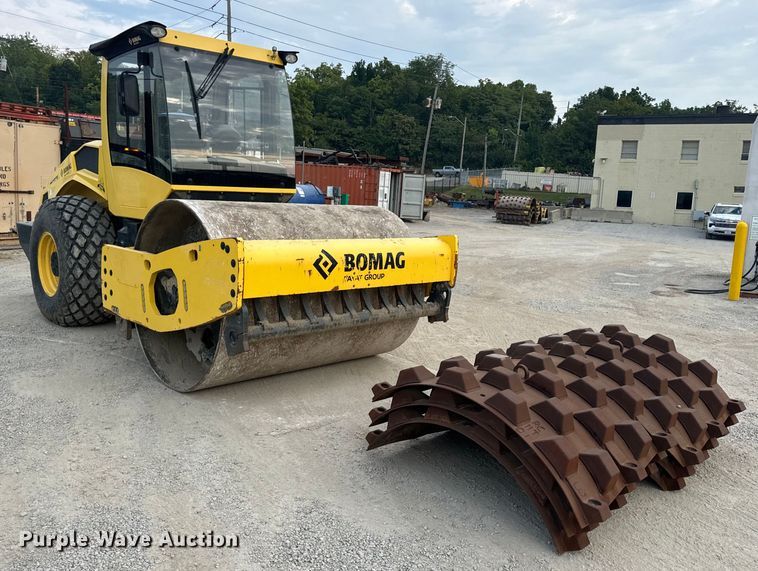 image for item OF9993 2017 Bomag BW211DH-5 single drum vibratory roller
