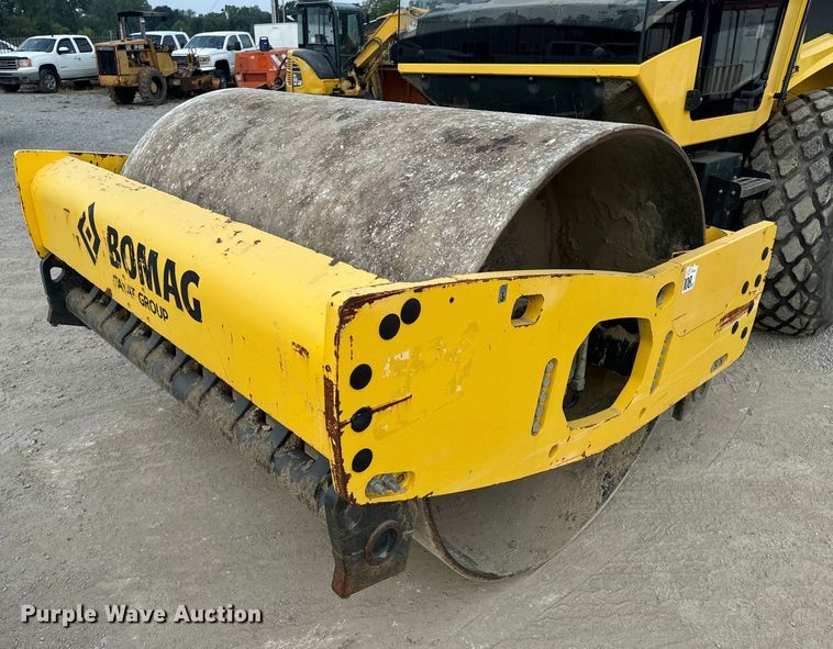 image for item OF9993 2017 Bomag BW211DH-5 single drum vibratory roller