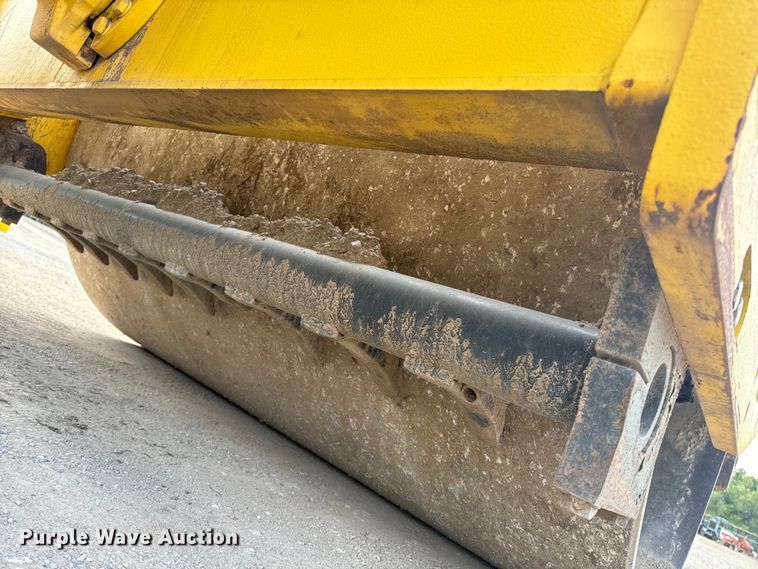 image for item OF9993 2017 Bomag BW211DH-5 single drum vibratory roller