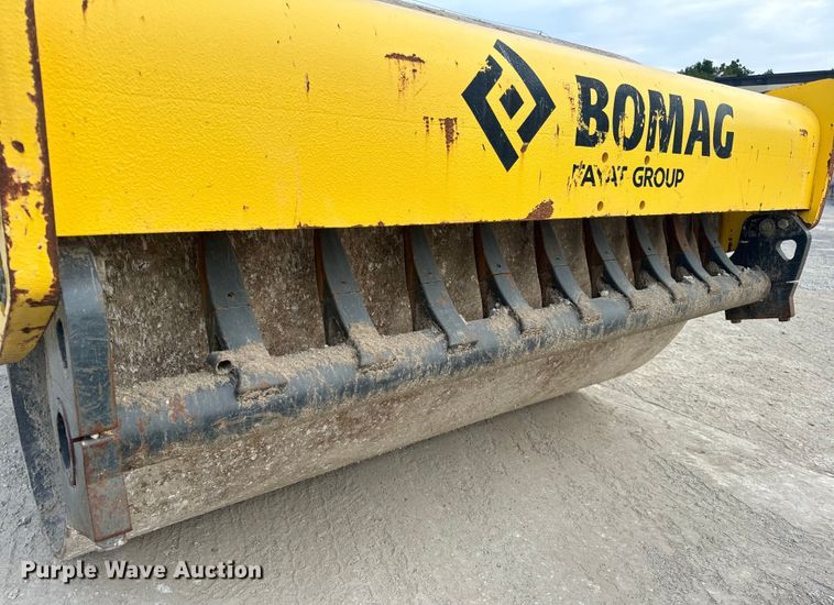 image for item OF9993 2017 Bomag BW211DH-5 single drum vibratory roller