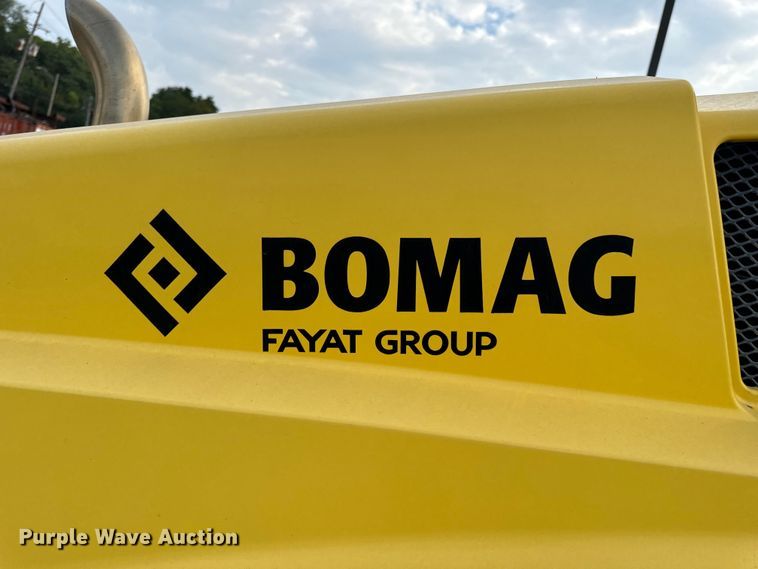 image for item OF9993 2017 Bomag BW211DH-5 single drum vibratory roller