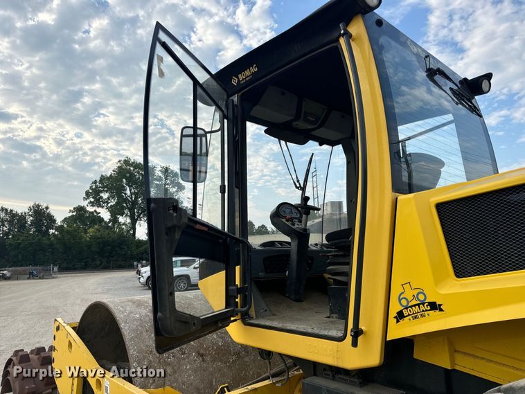 image for item OF9993 2017 Bomag BW211DH-5 single drum vibratory roller