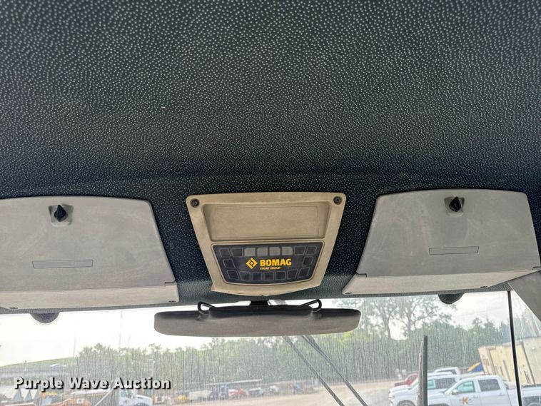 image for item OF9993 2017 Bomag BW211DH-5 single drum vibratory roller