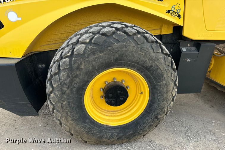image for item OF9993 2017 Bomag BW211DH-5 single drum vibratory roller