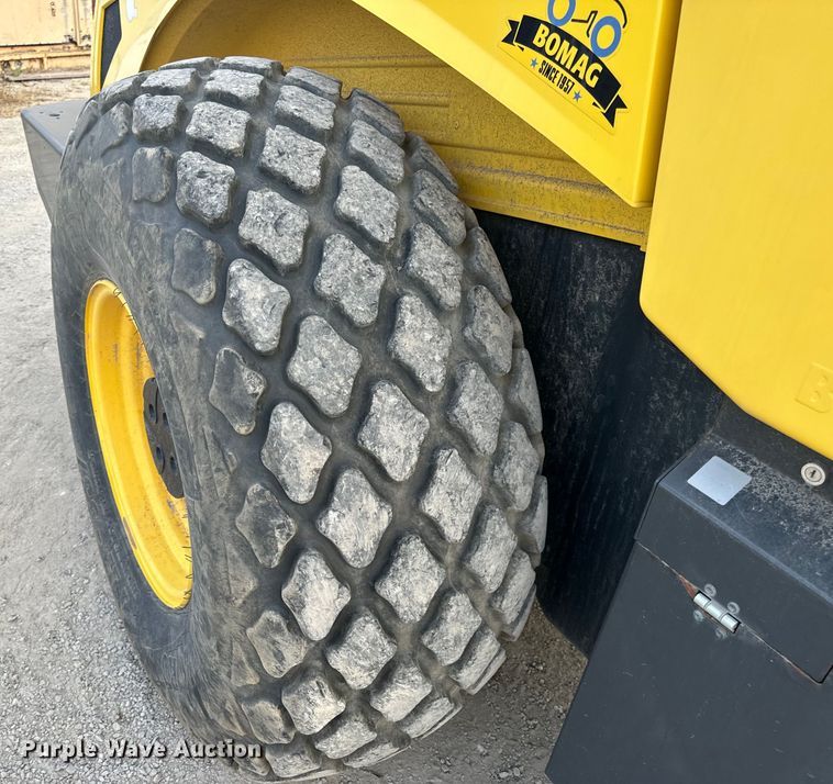 image for item OF9993 2017 Bomag BW211DH-5 single drum vibratory roller