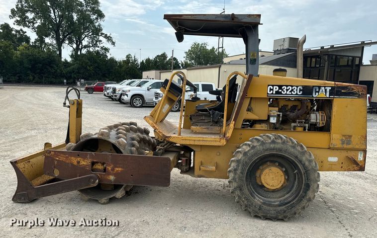image for item OF9998 2002 Caterpillar  CP-323C single drum vibratory roller