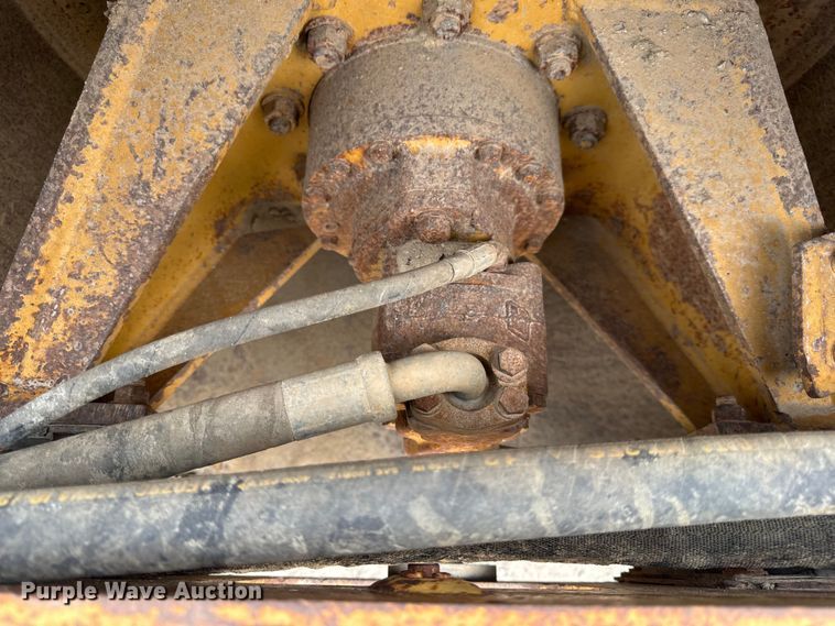 image for item OF9998 2002 Caterpillar  CP-323C single drum vibratory roller