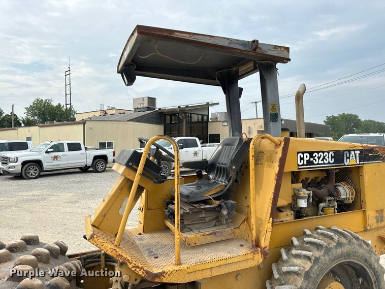image for item OF9998 2002 Caterpillar  CP-323C single drum vibratory roller