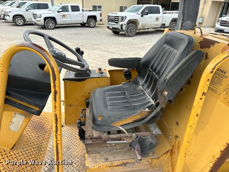 image for item OF9998 2002 Caterpillar  CP-323C single drum vibratory roller